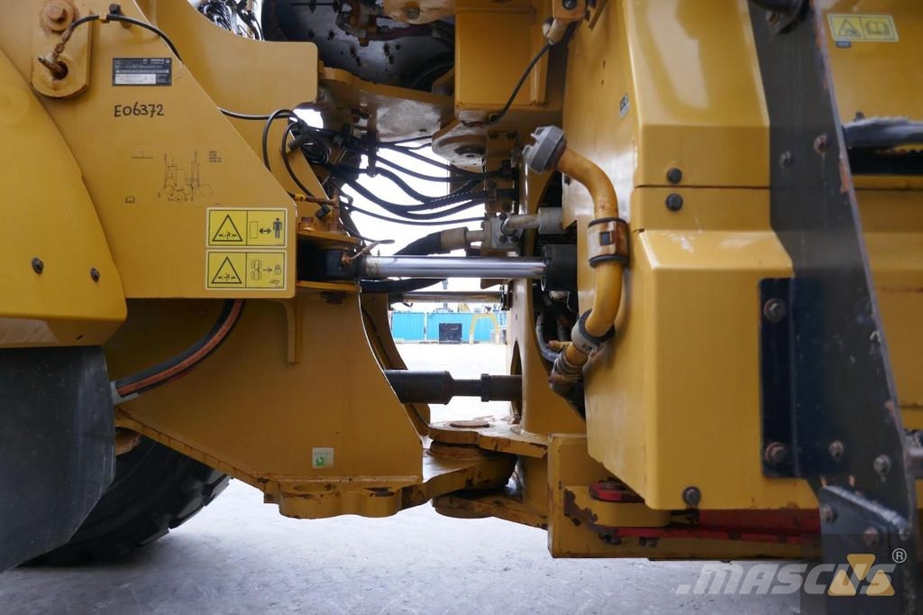 CAT 972M لوادر بعجل