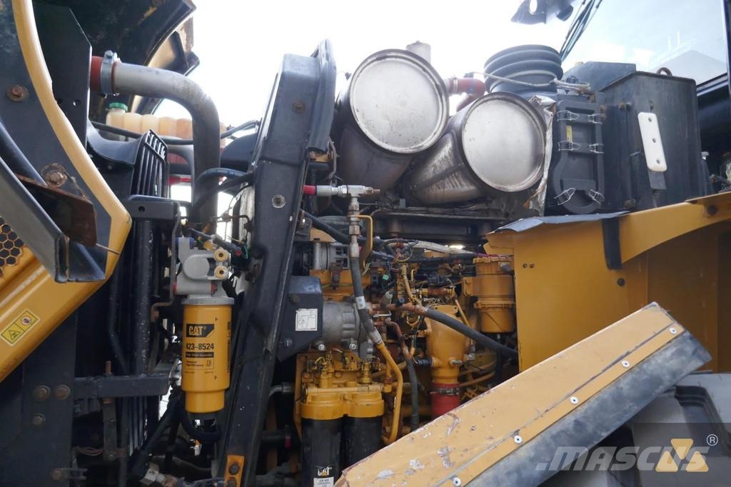 CAT 972M لوادر بعجل