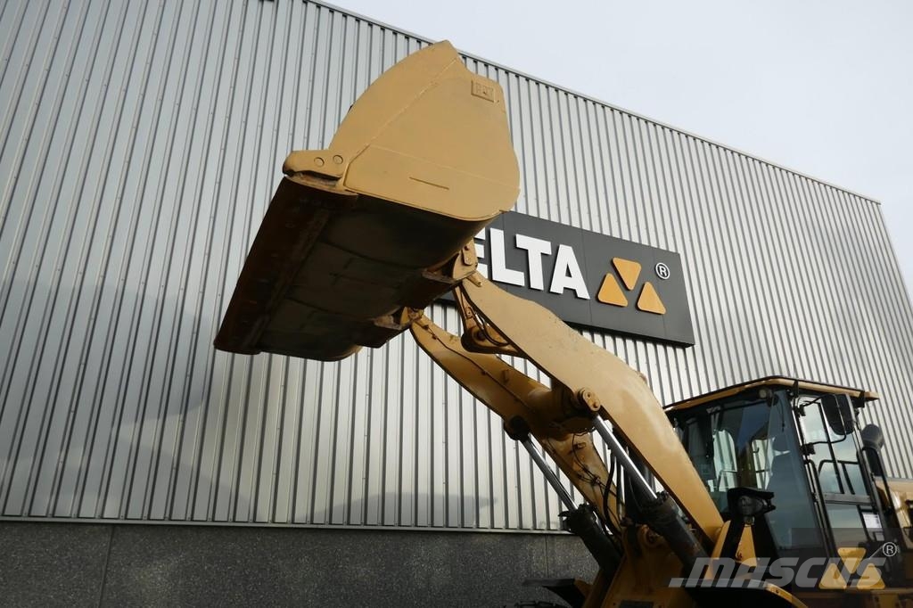 CAT 972M لوادر بعجل