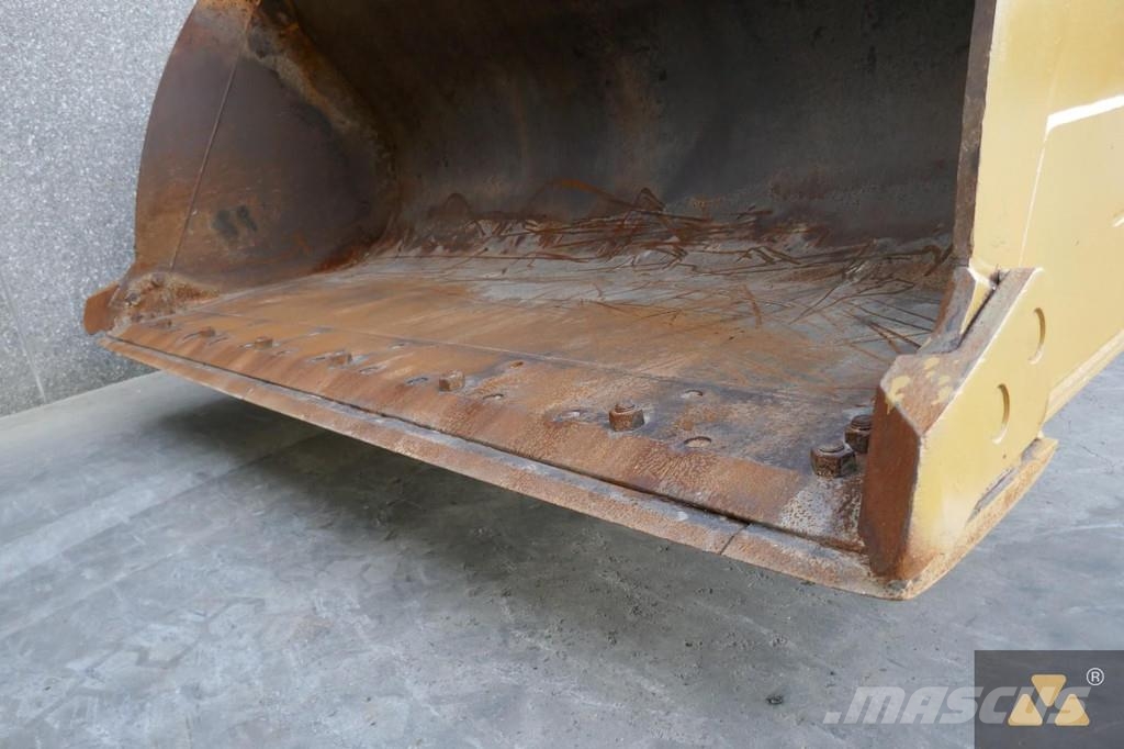 CAT 972M لوادر بعجل