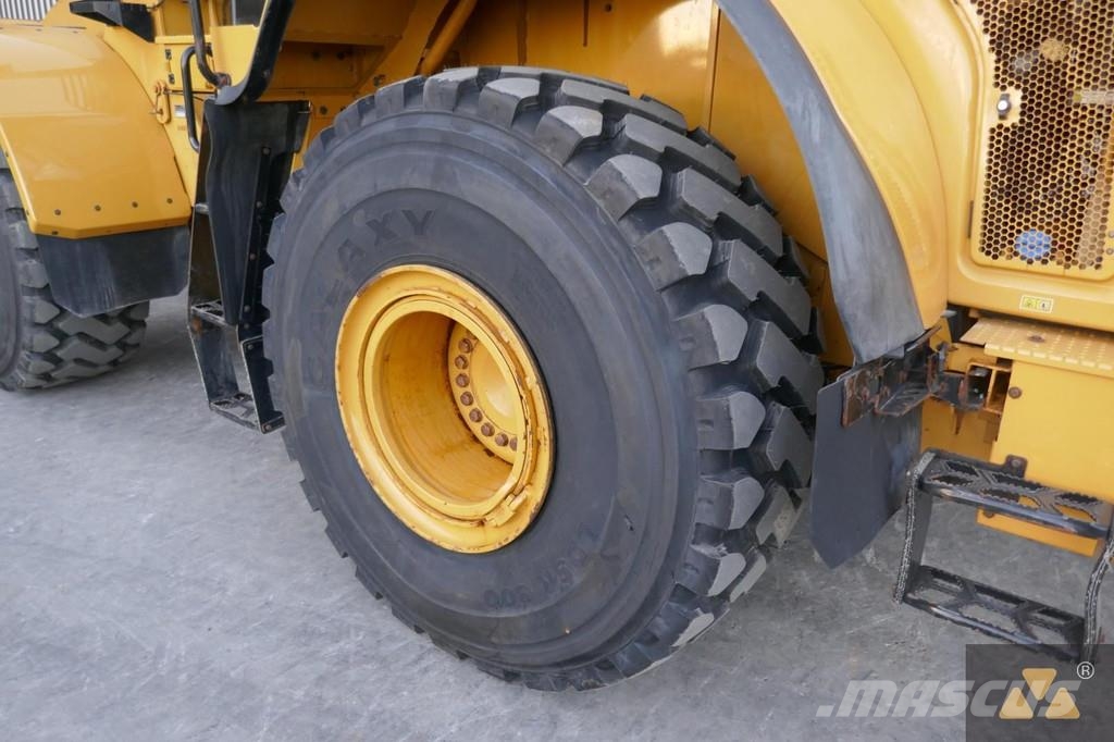 CAT 972M لوادر بعجل