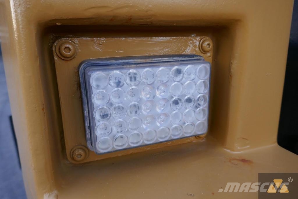 CAT 972M لوادر بعجل