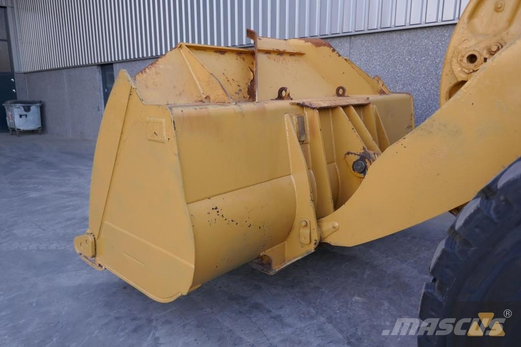 CAT 972M لوادر بعجل