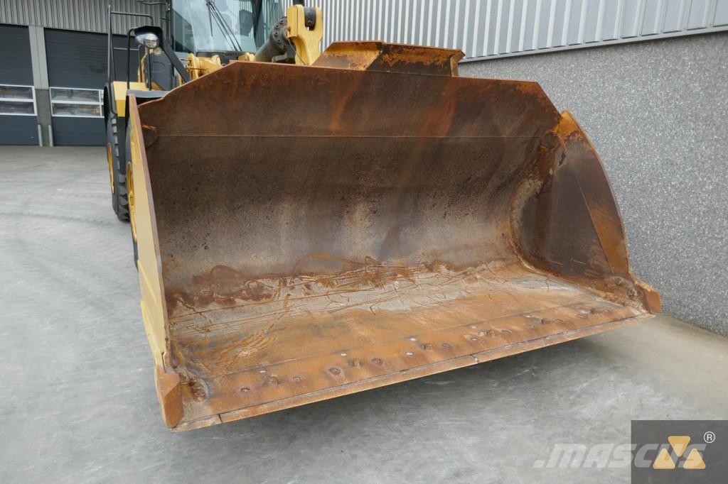 CAT 972M لوادر بعجل