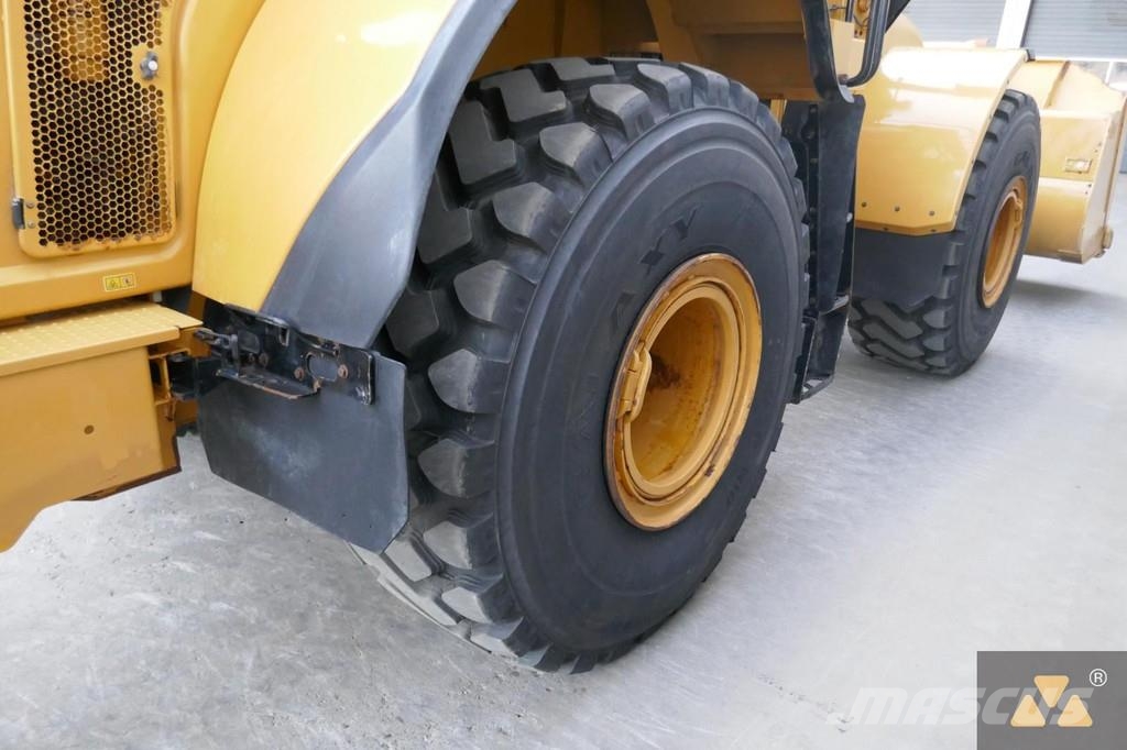 CAT 972M لوادر بعجل