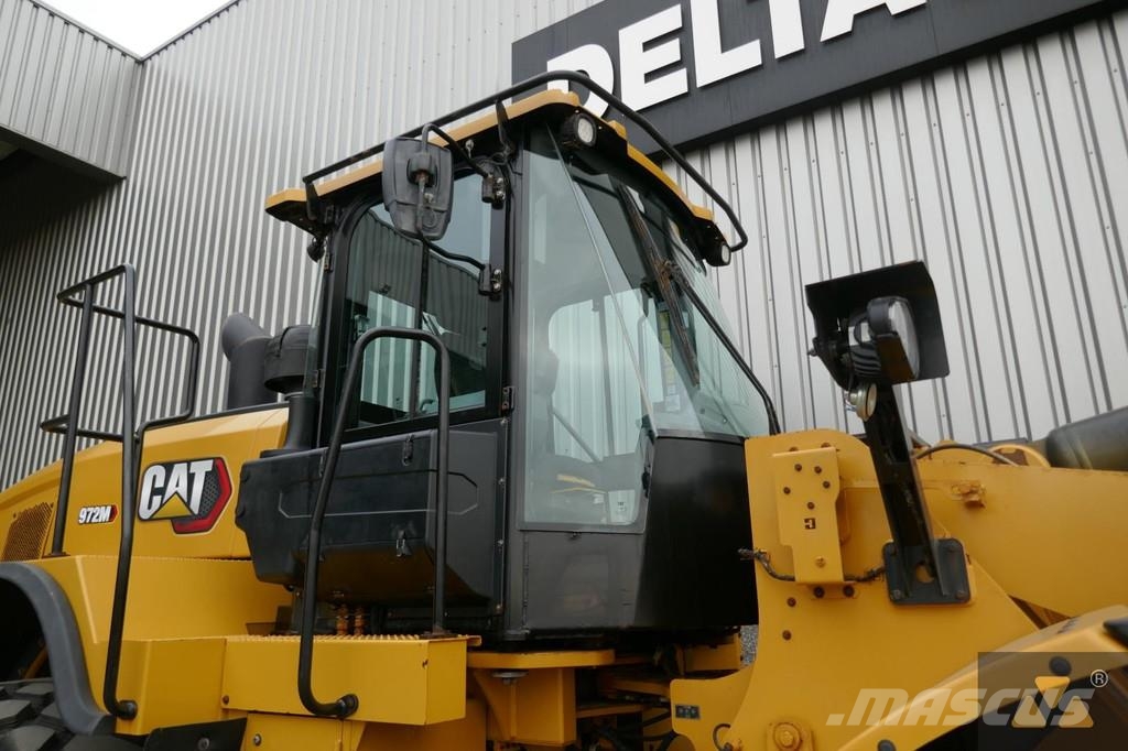 CAT 972M لوادر بعجل