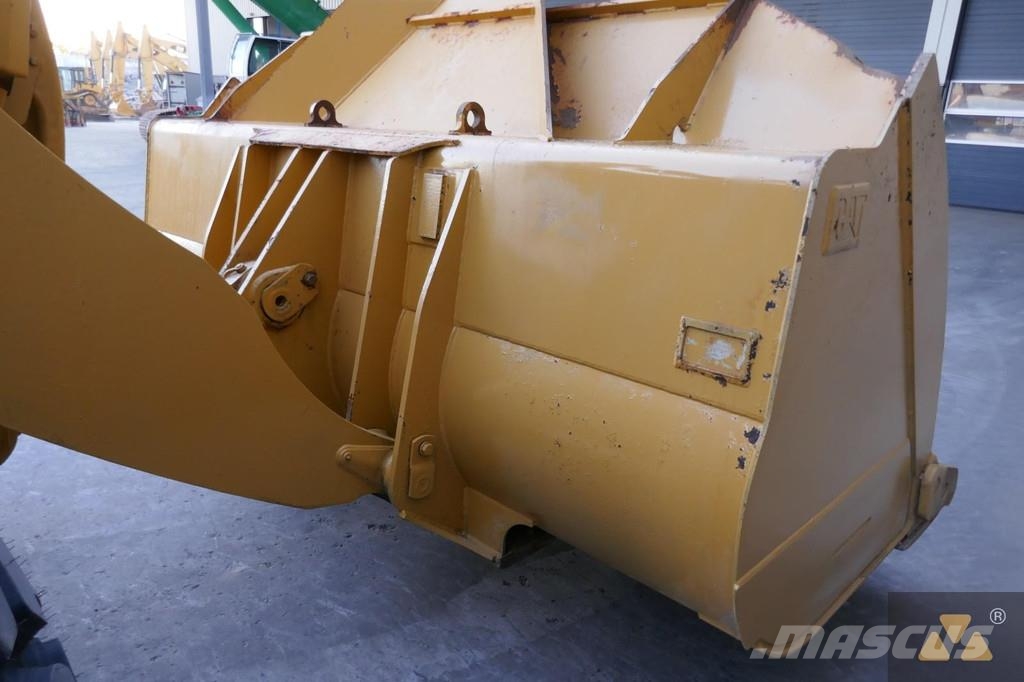 CAT 972M لوادر بعجل