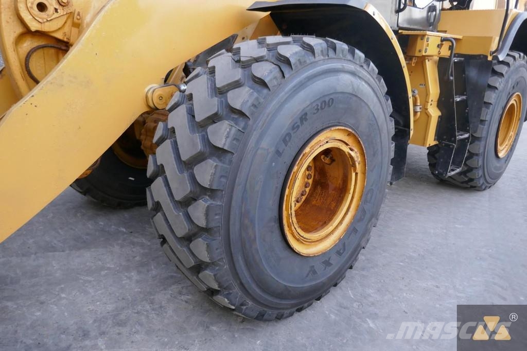 CAT 972M لوادر بعجل