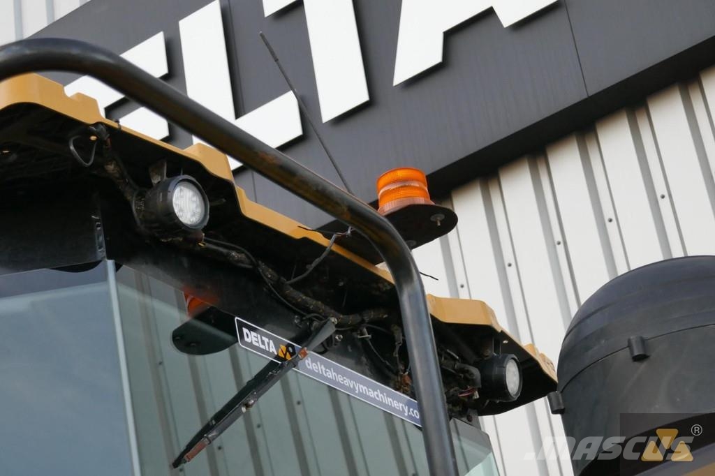CAT 972M لوادر بعجل