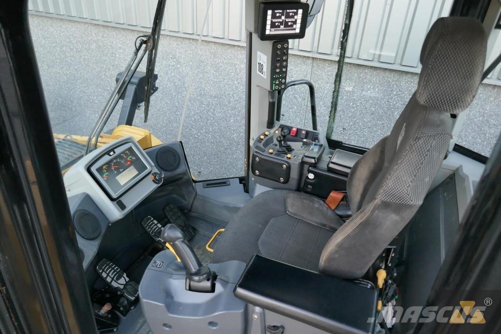CAT 972M لوادر بعجل