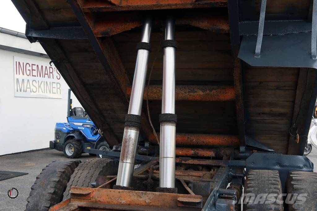 SEPTEMBERDEAL - HYDRAULISK TIPPVAGN MED STÅLBOTTEN OCH LÄMMAR Treileri-pašizgāzēji