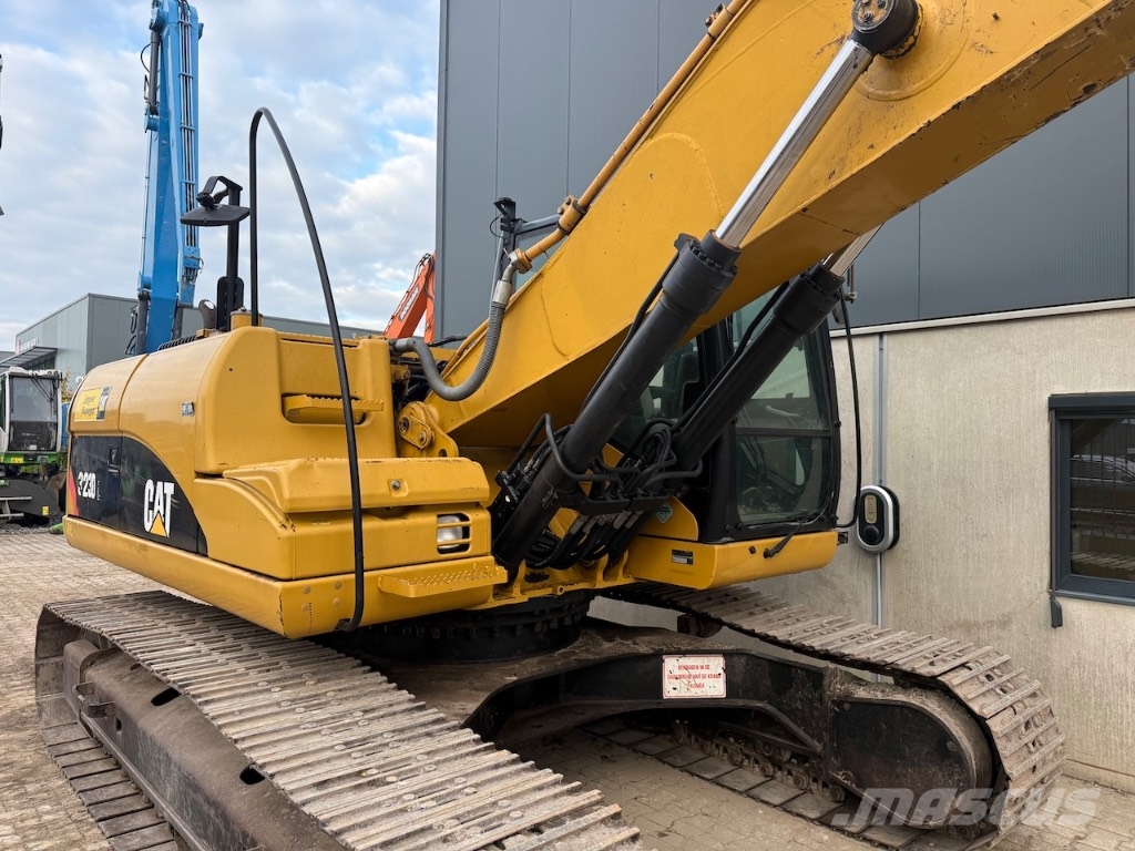 CAT 323 D L Kāpurķēžu ekskavatori