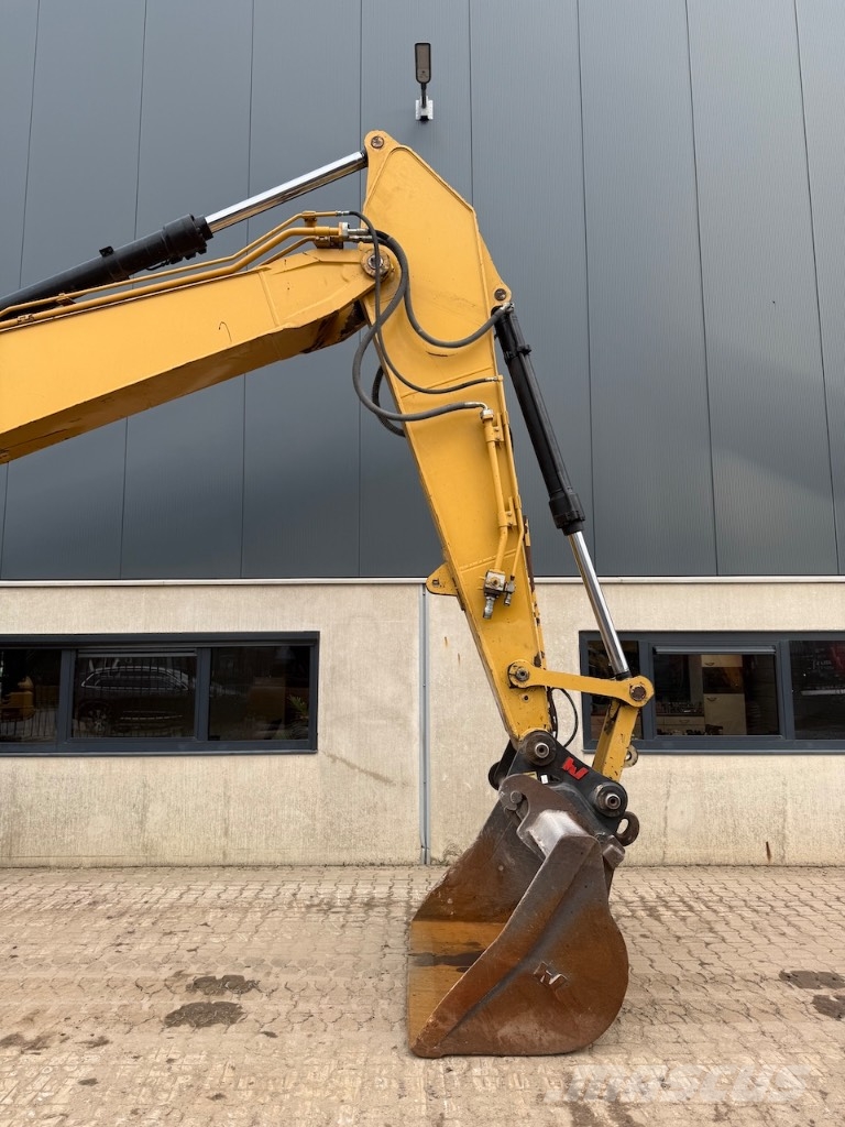 CAT 323 D L Kāpurķēžu ekskavatori