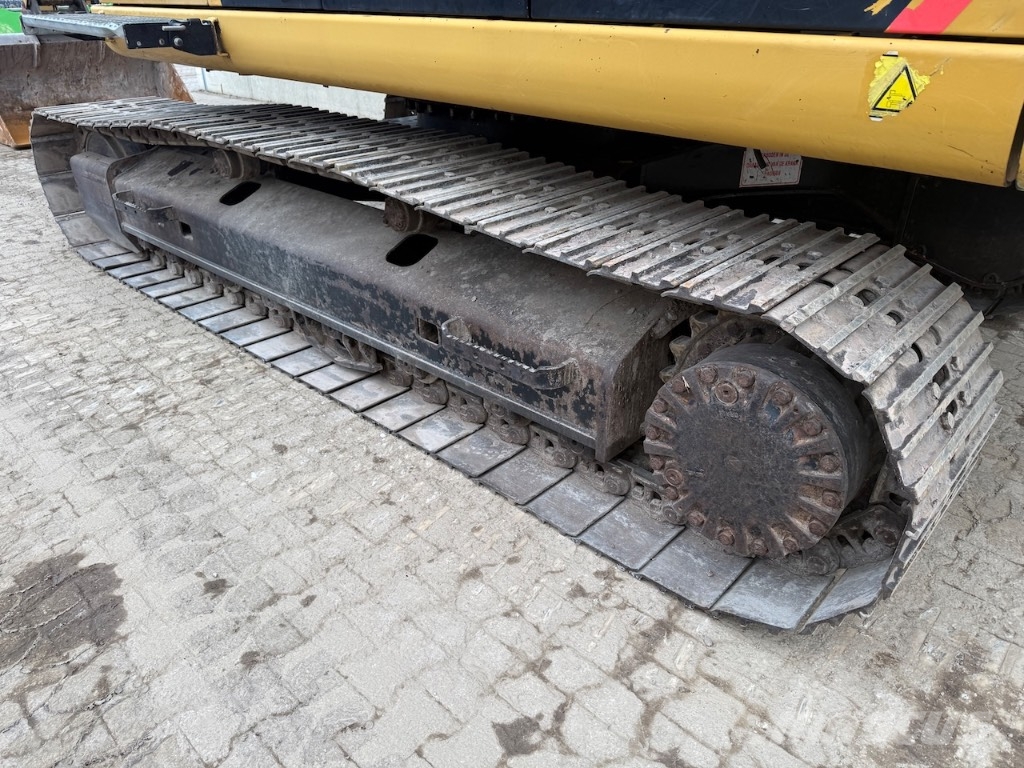 CAT 323 D L Kāpurķēžu ekskavatori