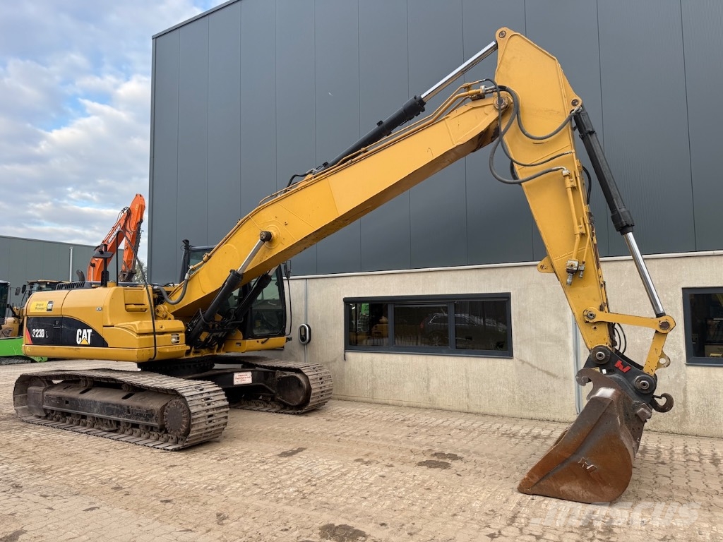 CAT 323 D L Kāpurķēžu ekskavatori