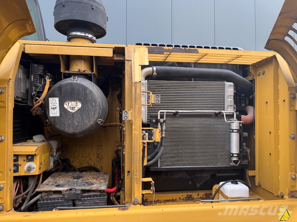 CAT 323 D L Kāpurķēžu ekskavatori