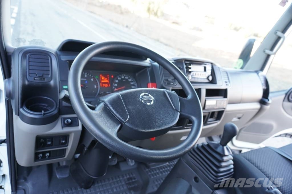 Nissan NT400 45.15 CAJA ABIERTA Schuifzeilopbouw