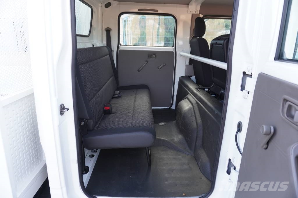 Nissan NT 400 TRIPULACION Curtainsider trucks
