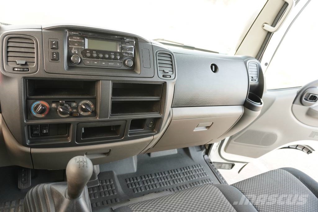 Nissan NT 400 TRIPULACION Curtainsider trucks