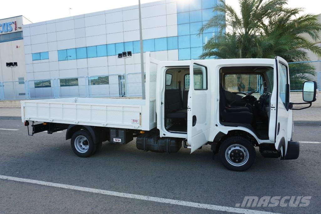 Nissan NT 400 TRIPULACION Curtainsider trucks