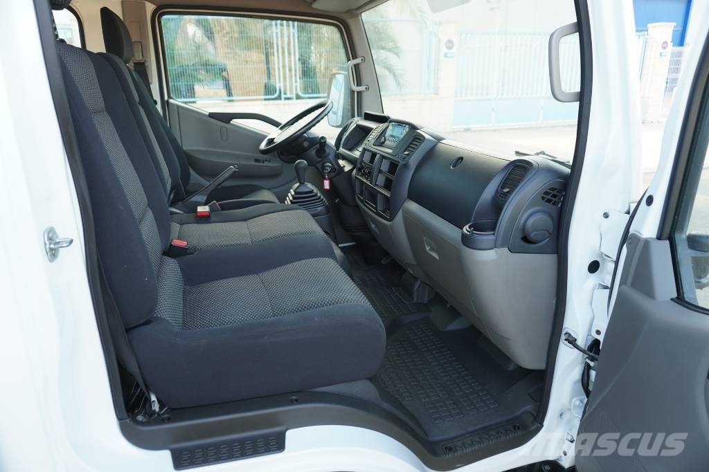 Nissan NT 400 TRIPULACION Curtainsider trucks