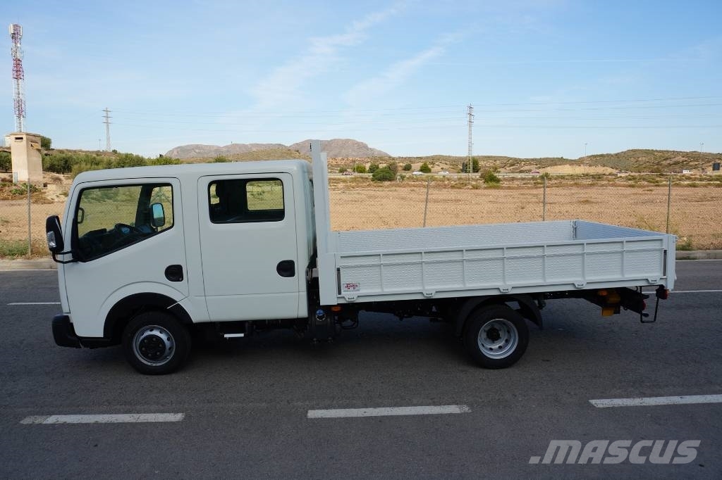 Nissan NT 400 TRIPULACION Curtainsider trucks