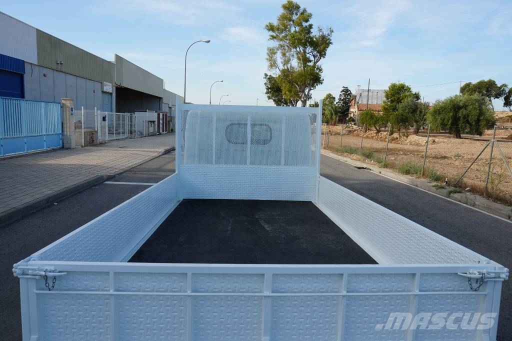 Nissan NT 400 TRIPULACION Curtainsider trucks