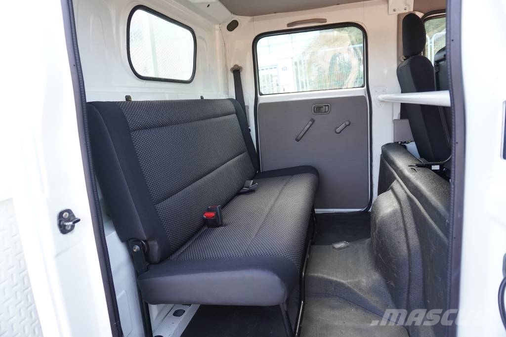 Nissan NT 400 TRIPULACION Curtainsider trucks