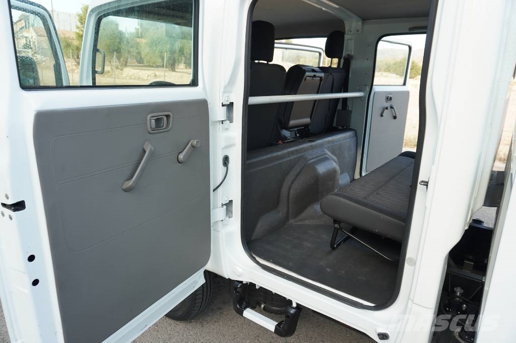 Nissan NT 400 TRIPULACION Curtainsider trucks