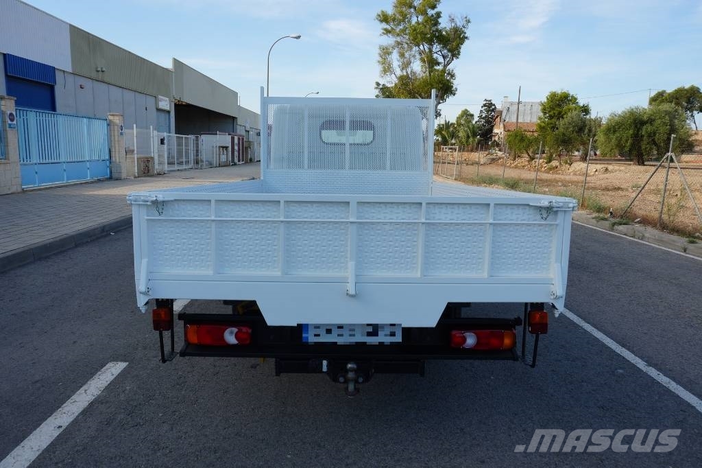 Nissan NT 400 TRIPULACION Curtainsider trucks