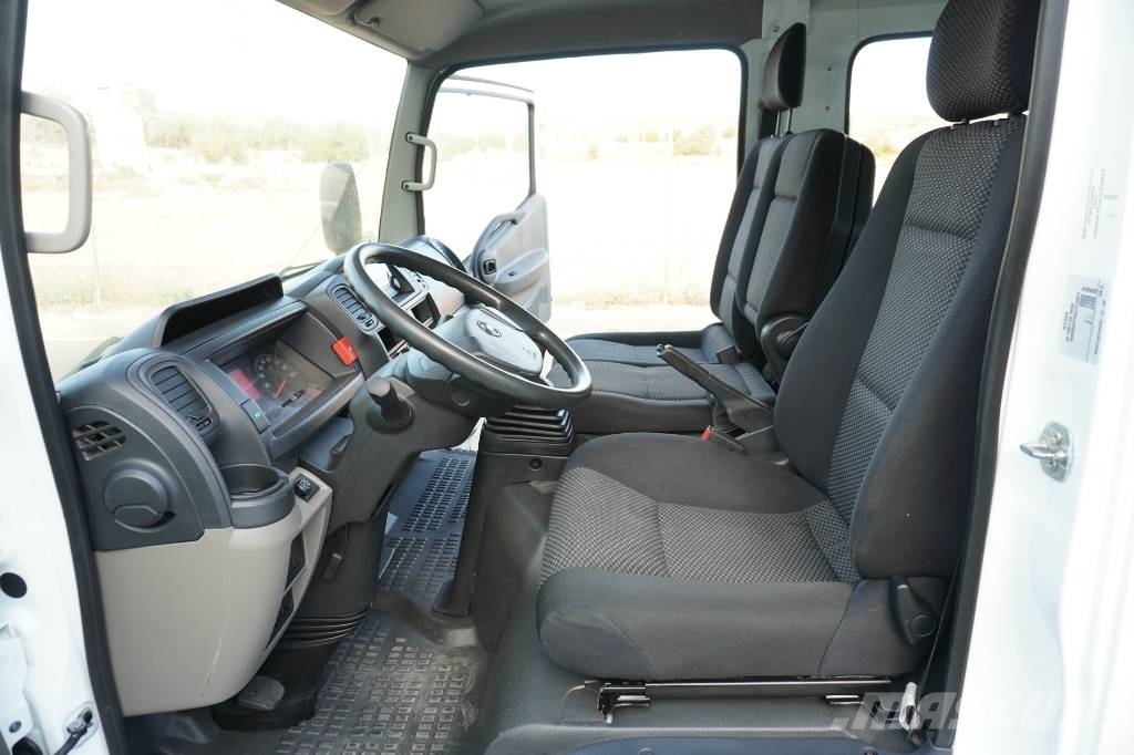 Nissan NT 400 TRIPULACION Curtainsider trucks