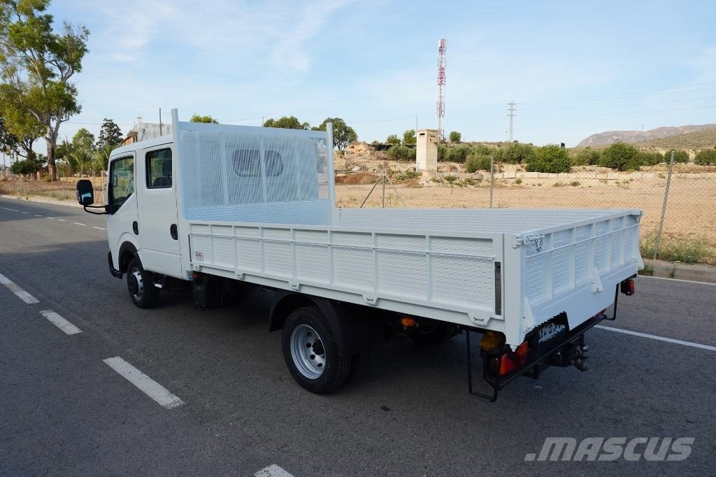Nissan NT 400 TRIPULACION Curtainsider trucks