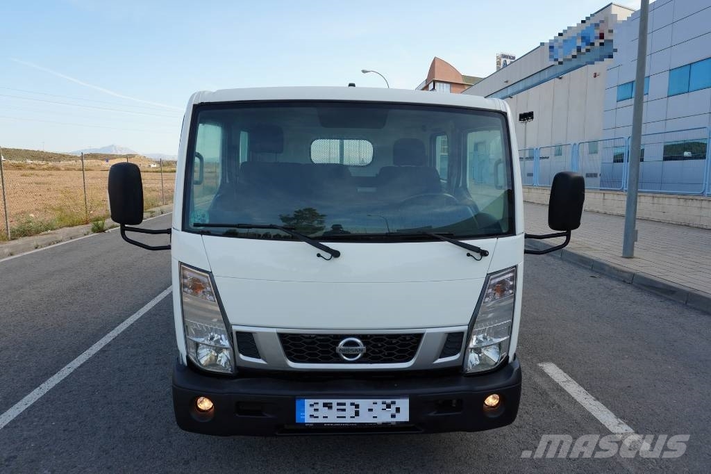 Nissan NT 400 TRIPULACION Curtainsider trucks