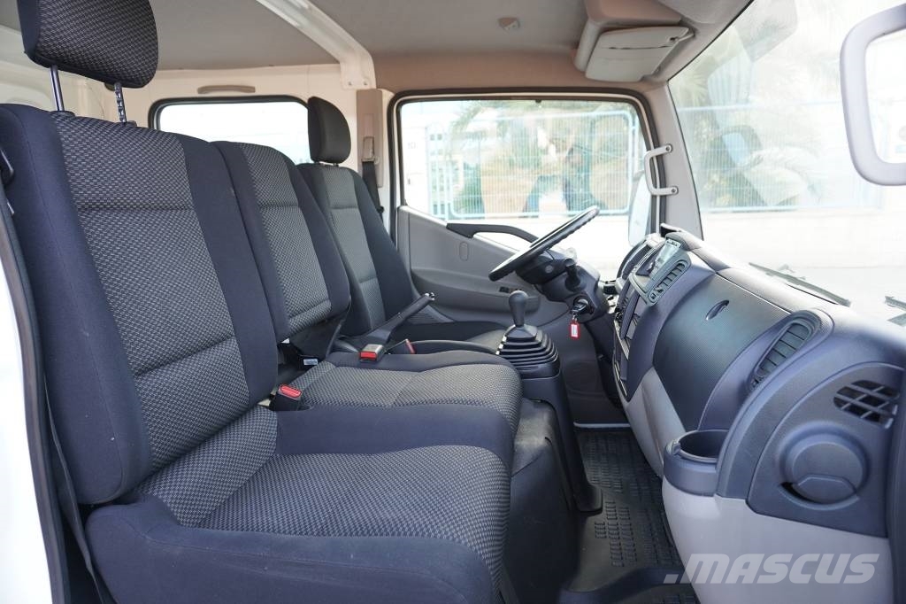 Nissan NT 400 TRIPULACION Curtainsider trucks