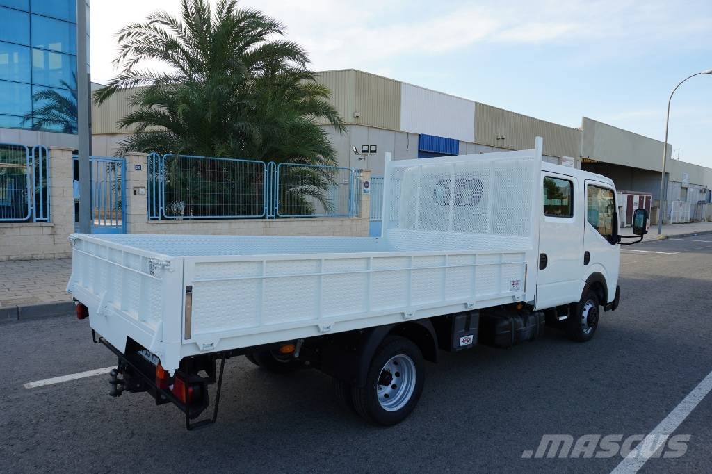 Nissan NT 400 TRIPULACION Curtainsider trucks