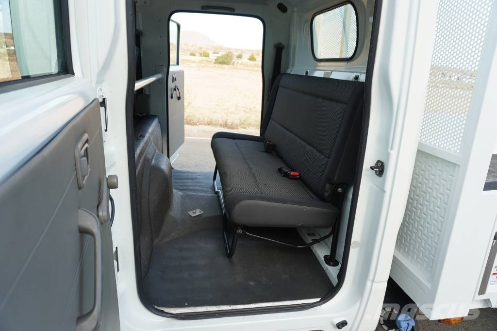 Nissan NT 400 TRIPULACION Curtainsider trucks
