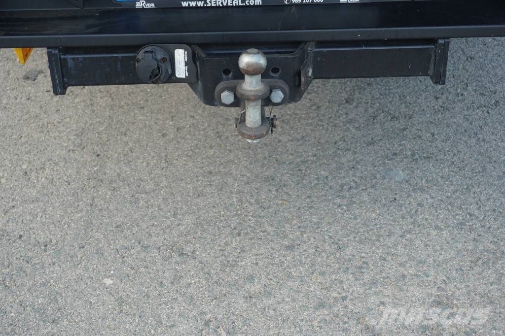Nissan NT 400 TRIPULACION Curtainsider trucks