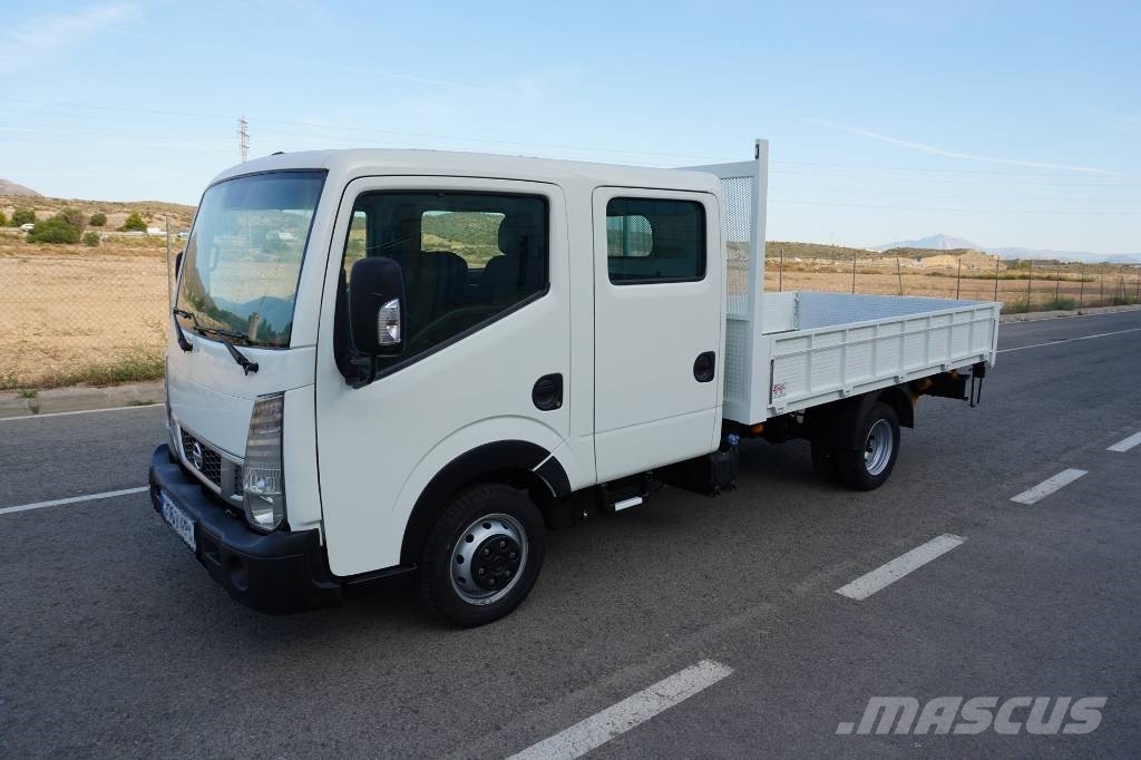 Nissan NT 400 TRIPULACION Curtainsider trucks