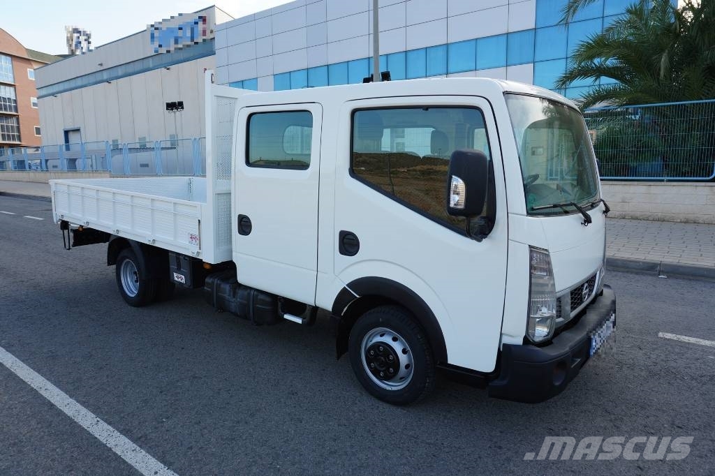 Nissan NT 400 TRIPULACION Curtainsider trucks