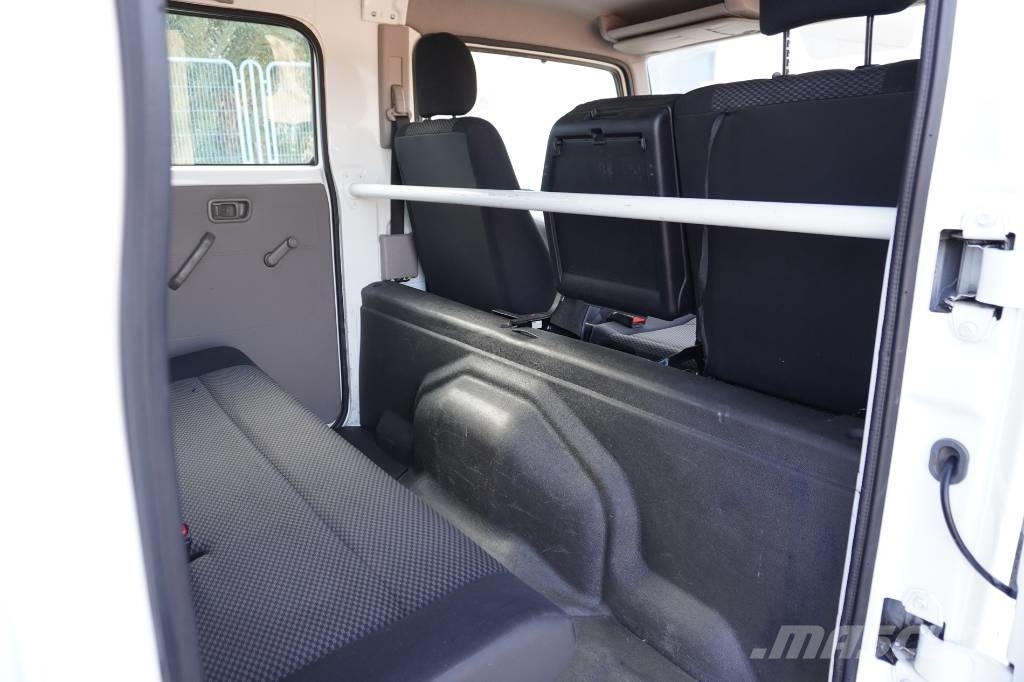 Nissan NT 400 TRIPULACION Curtainsider trucks