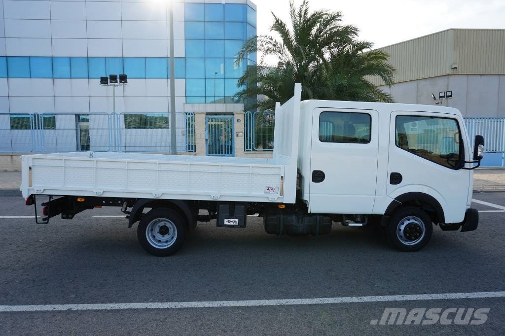 Nissan NT 400 TRIPULACION Curtainsider trucks