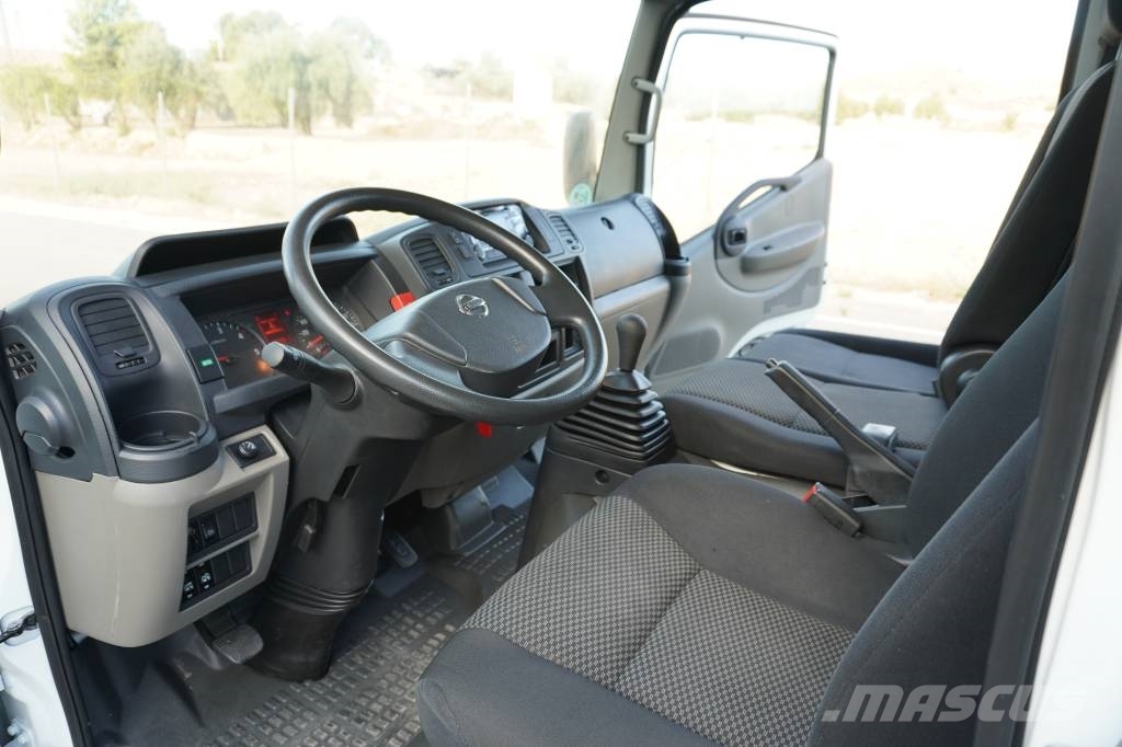Nissan NT 400 TRIPULACION Curtainsider trucks