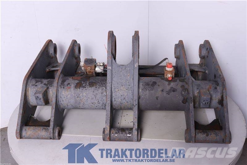 CAT Redskapsfäste  / Quickhitch CAT 966 Quick connectors