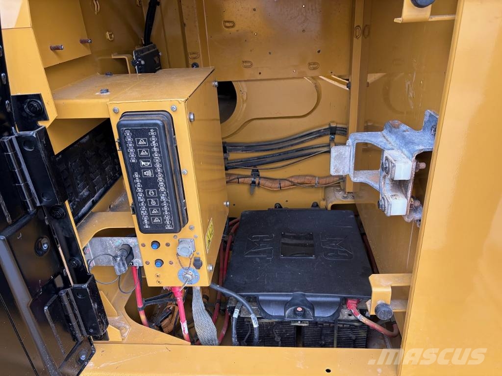 CAT 390 D L ME (coming in) حفارات زحافة