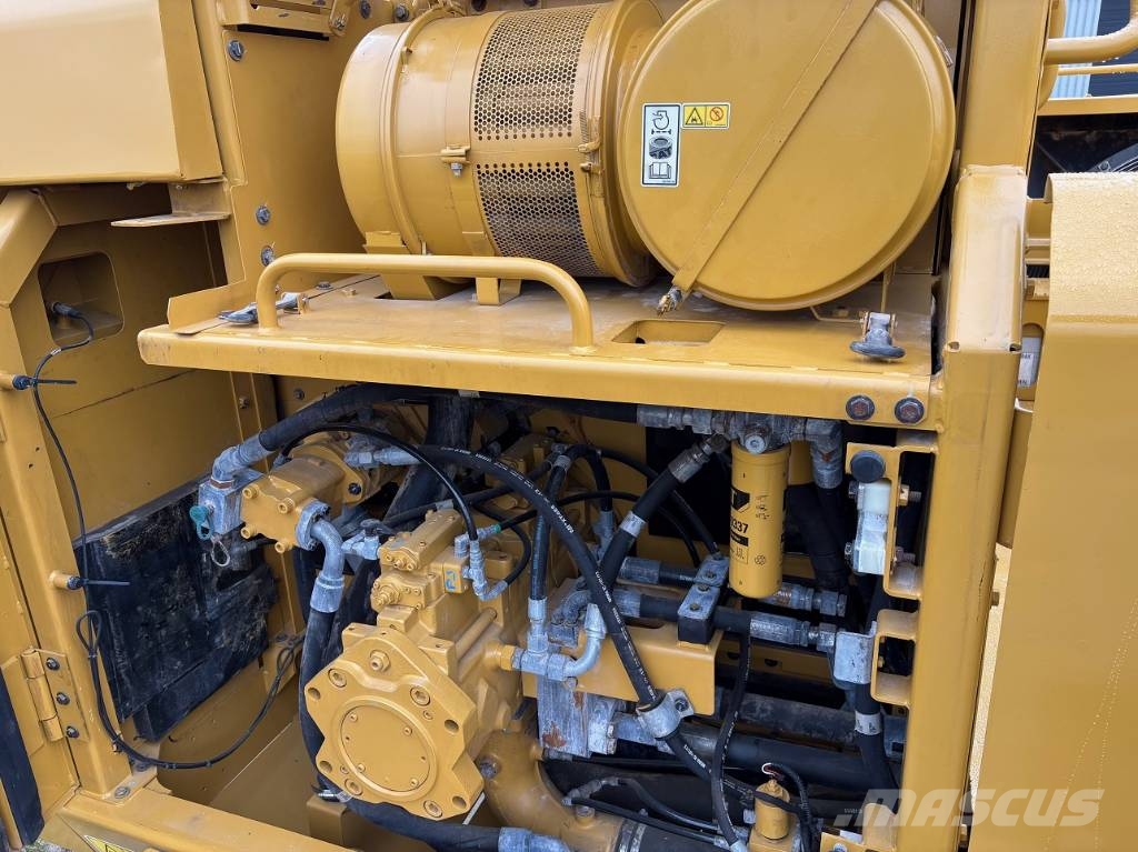 CAT 390 D L ME (coming in) حفارات زحافة