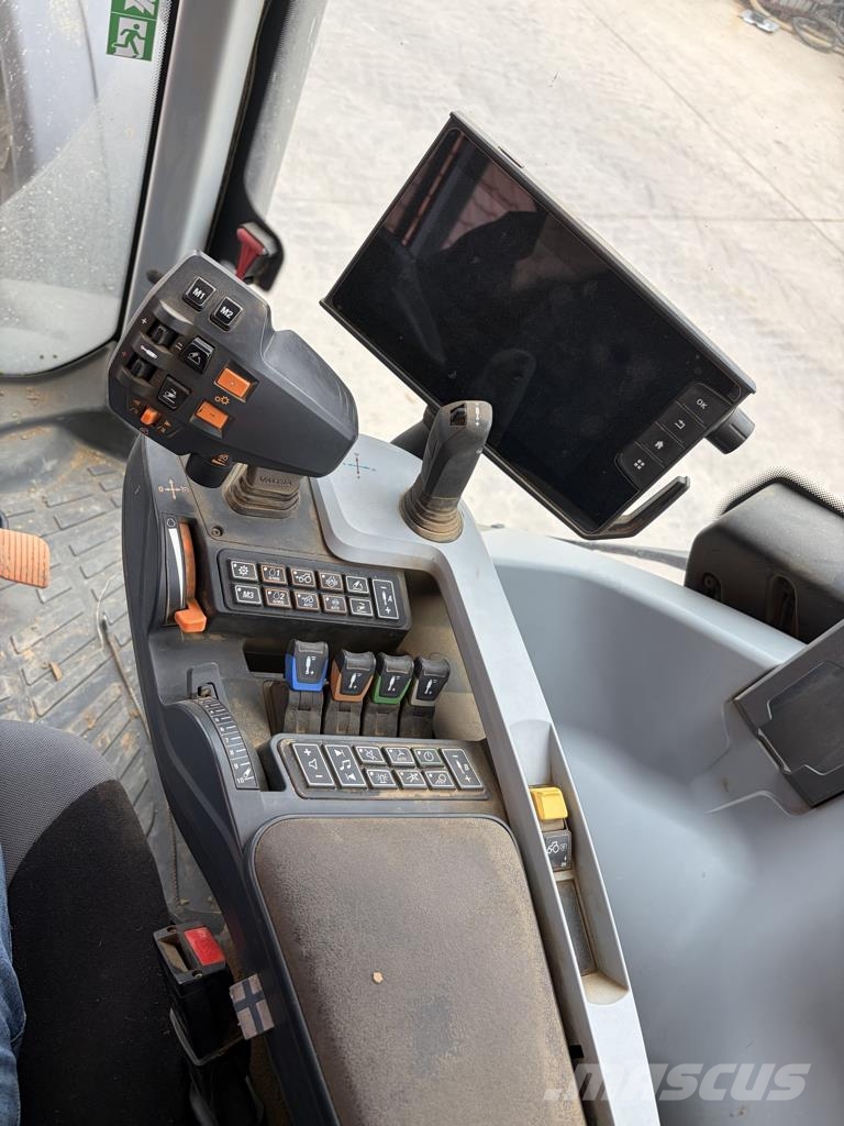 Valtra T215 DIRECT Traktorid
