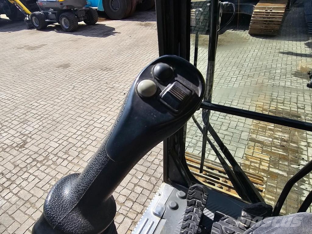 CAT 323 Εκσκαφείς με ερπύστριες