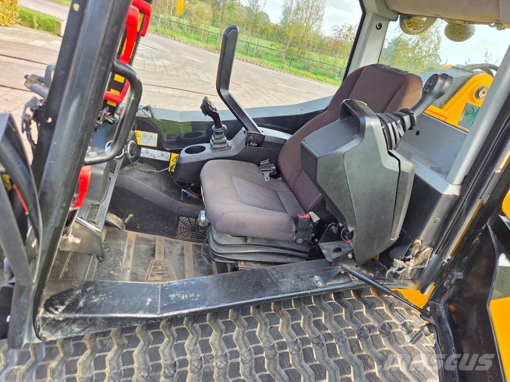 JCB 225 T Lietoti riteņu kompaktiekrāvēji