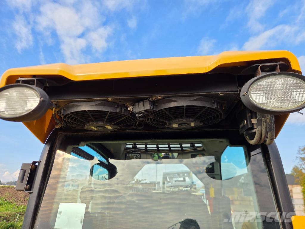 JCB 225 T Lietoti riteņu kompaktiekrāvēji