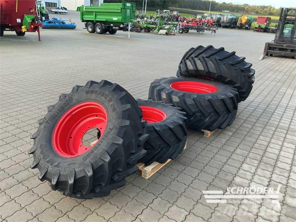 Fendt 2X 600/65 R28 / 2X 710/70 R38 TRELLEBORG Renkaat ja vanteet